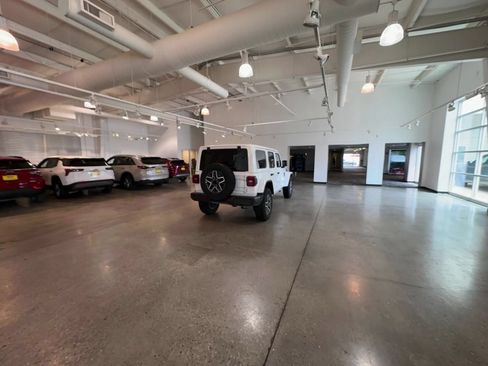 Used 2025 Jeep Wrangler Unlimited Sahara AWD/4WD image 16