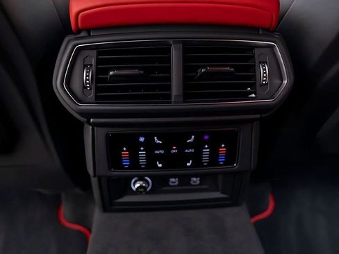 Used 2022 Lamborghini Urus Base image 32