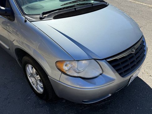 Used 2006 Chrysler Town & Country Touring image 25