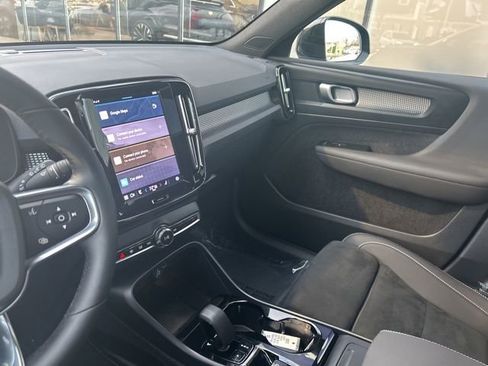 Certified 2025 Volvo XC40 B5 Plus AWD/4WD image 19