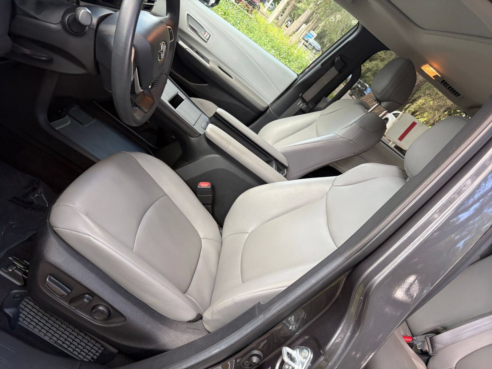 Used 2025 Toyota Sienna XLE FWD image 39