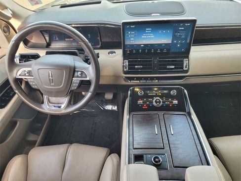 Used 2023 Lincoln Navigator Reserve image 11