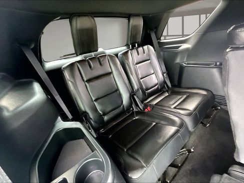 Used 2018 Ford Explorer XLT w/ Equipment Group 202A image 25