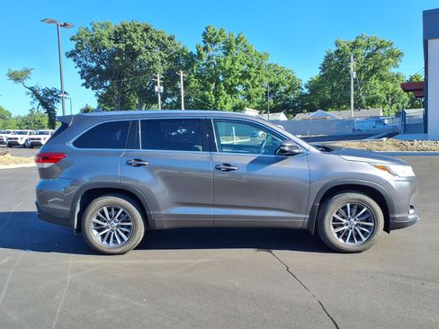 Certified 2018 Toyota Highlander XLE AWD/4WD image 2