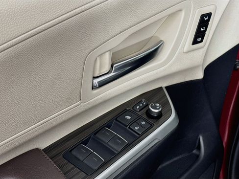 Used 2022 Toyota Sienna Platinum FWD image 18