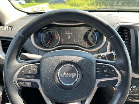 Used 2017 Jeep Cherokee Latitude w/ Cold Weather Group AWD/4WD image 14