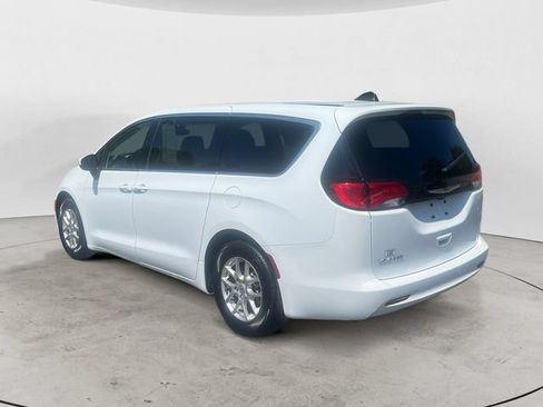 Used 2023 Chrysler Voyager LX FWD image 3