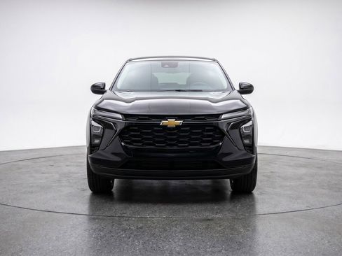 Used 2025 Chevrolet Trax LT FWD image 2