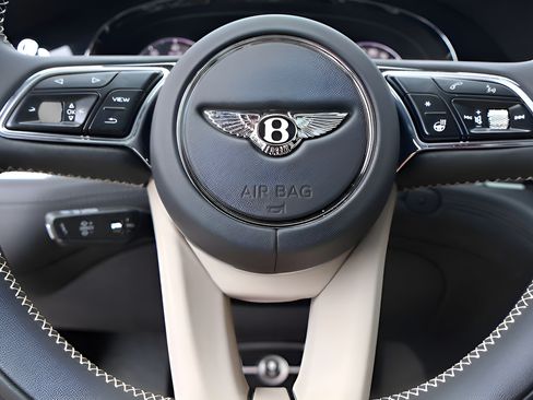 Used 2025 Bentley Bentayga Extended Wheelbase AWD/4WD image 26