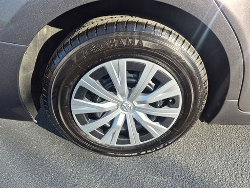 Used 2022 Toyota Camry LE FWD image 9