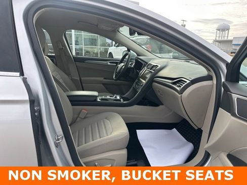 Used 2019 Ford Fusion SE image 2