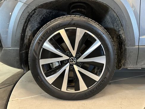 Used 2024 Volkswagen Taos SE w/ MDO Package image 24