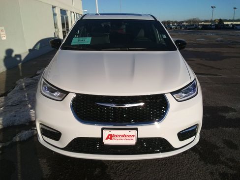 New 2026 Chrysler Pacifica Limited image 3