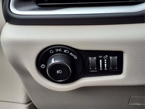 Used 2023 Chrysler Pacifica Touring-L FWD image 18