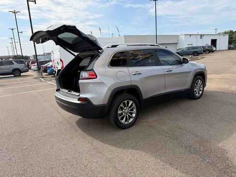 Used 2019 Jeep Cherokee Latitude Plus w/ Comfort/Convenience Group FWD image 10