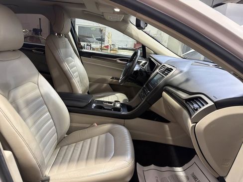 Used 2017 Ford Fusion SE w/ Fusion SE Technology Package image 27