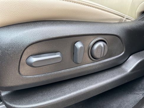 Used 2023 Chevrolet Traverse Premier image 13