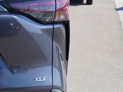 Used 2025 Toyota Sienna XLE image 11