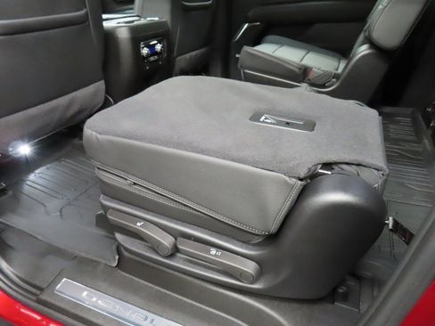 Used 2024 GMC Yukon XL Denali image 63