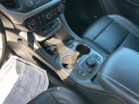 Used 2023 GMC Acadia SLT image 18