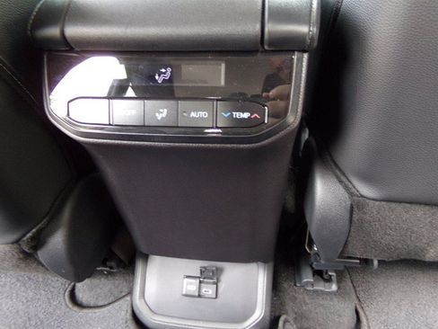 Used 2025 Toyota Highlander XLE AWD/4WD image 30