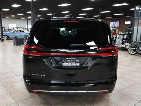 Used 2023 Chrysler Pacifica Touring-L FWD image 5