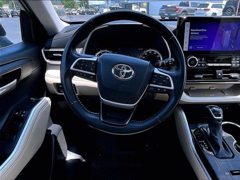 Used 2024 Toyota Highlander XLE FWD image 17