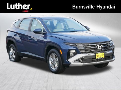 Certified 2025 Hyundai Tucson SE image 1