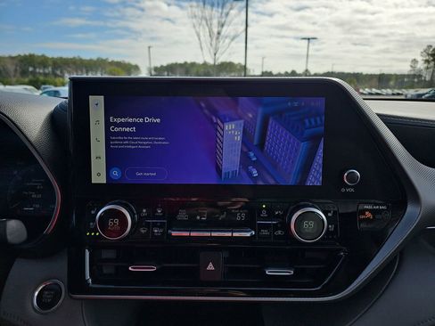 Used 2024 Toyota Highlander Platinum image 27