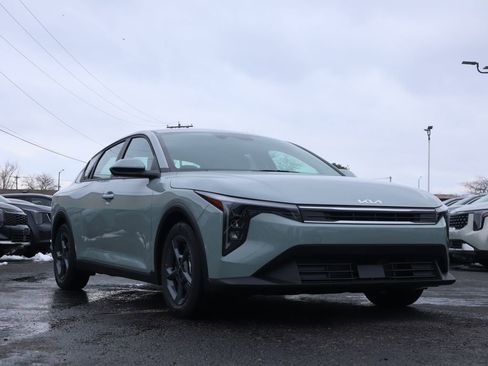 New 2025 Kia K4 LXS image 1