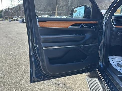 Used 2023 Jeep Grand Wagoneer Series III AWD/4WD image 22