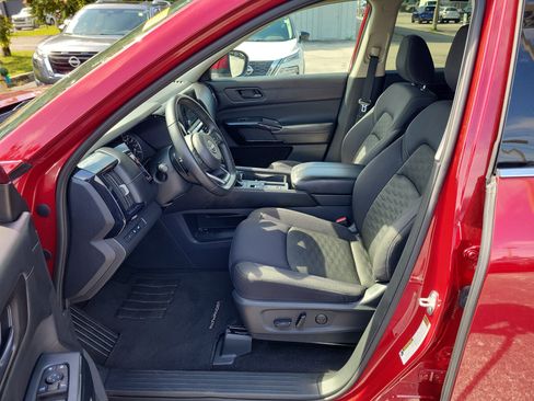 Certified 2024 Nissan Pathfinder SV w/ SV Premium Package FWD image 13
