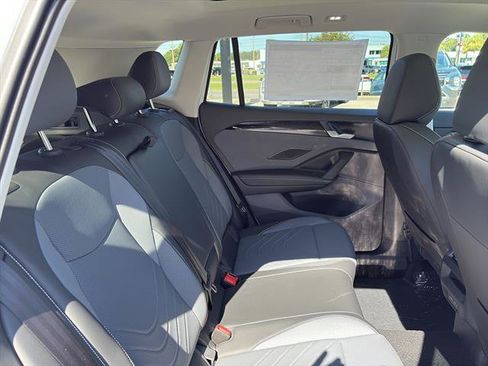 New 2025 Volkswagen Tiguan SE image 10