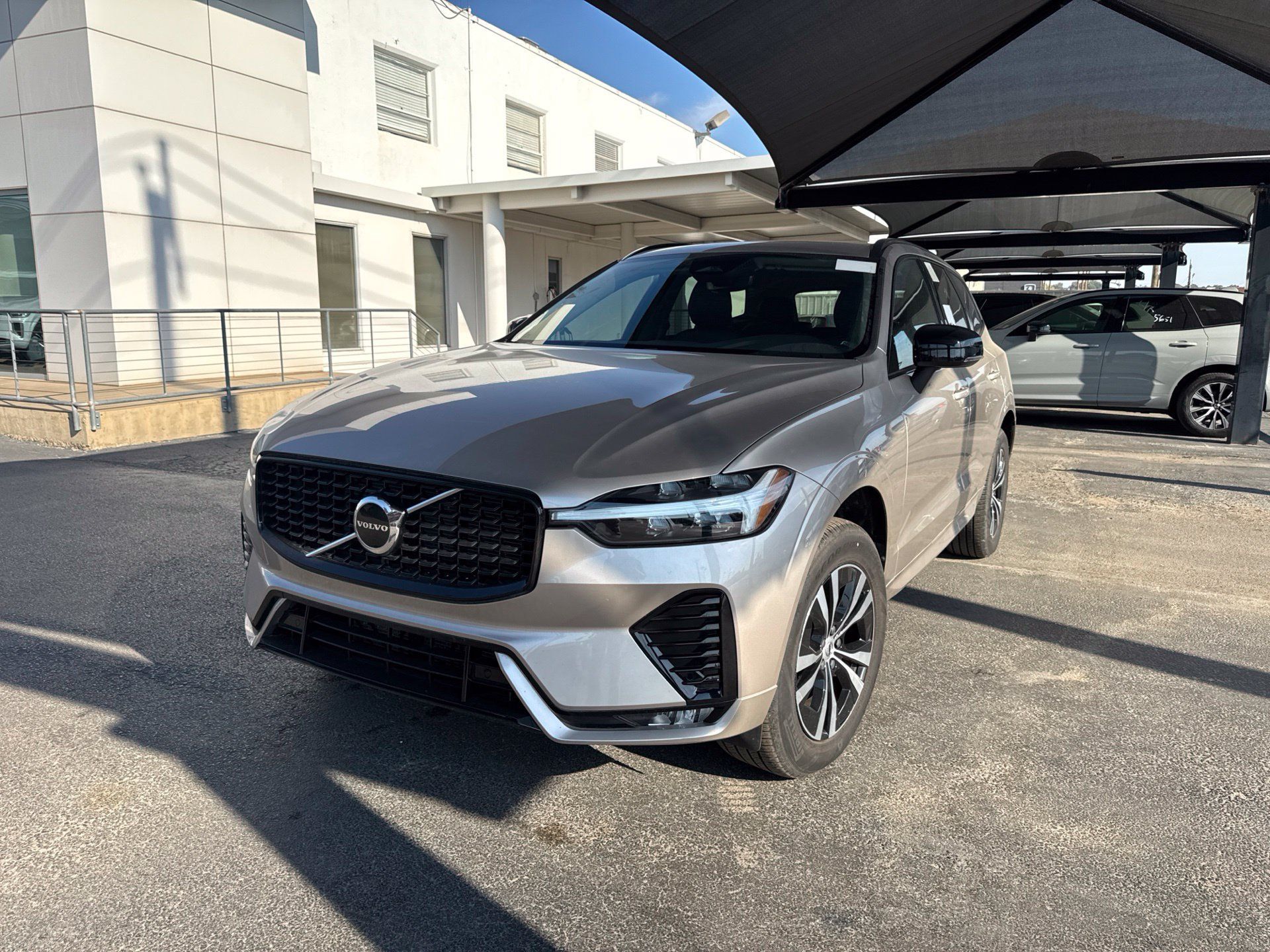 Used 2025 Volvo XC60 B5 Core AWD/4WD image 1