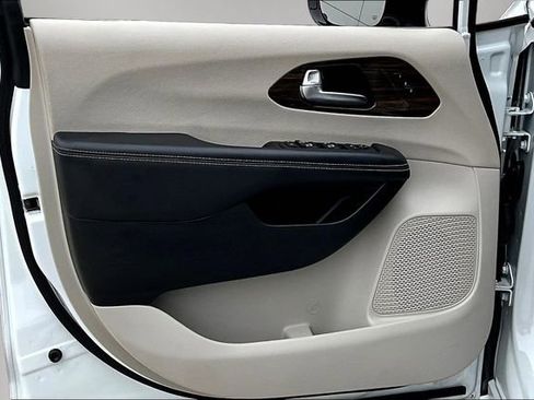 Used 2023 Chrysler Pacifica Limited FWD image 19