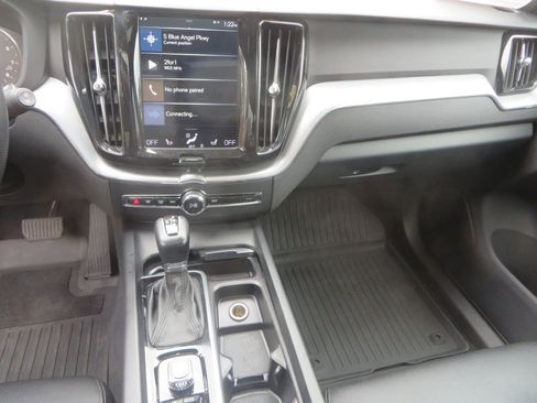Used 2018 Volvo XC60 T6 Momentum w/ Convenience Package image 20