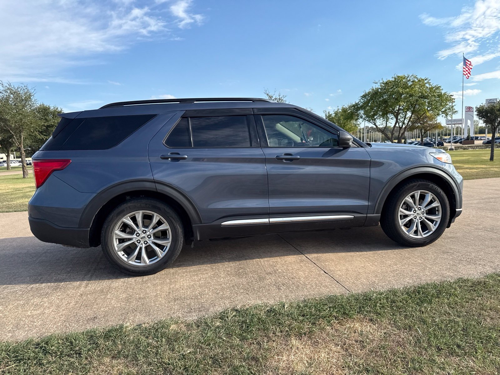 Used 2021 Ford Explorer XLT w/ Equipment Group 202A RWD image 8