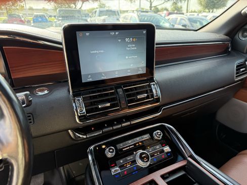 Used 2021 Lincoln Navigator Reserve w/ Luxury Package RWD image 19