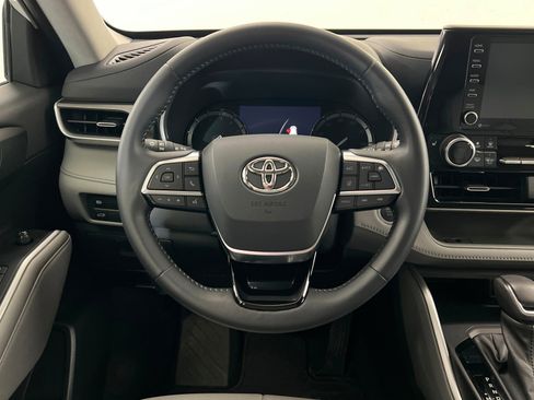 Used 2021 Toyota Highlander XLE AWD/4WD image 13