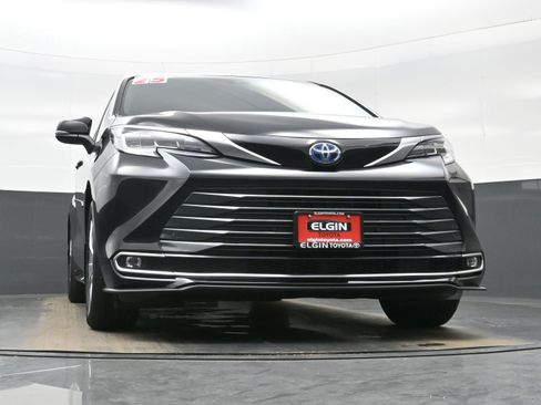 Used 2025 Toyota Sienna Limited AWD/4WD image 29