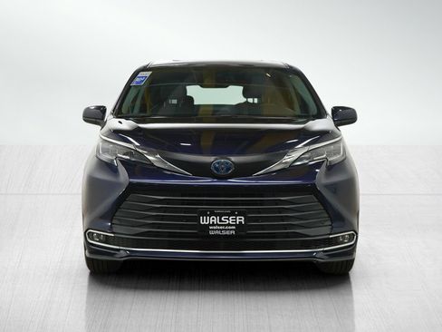 Used 2023 Toyota Sienna XLE FWD image 8