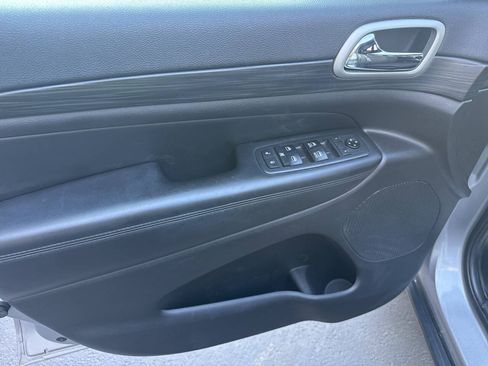 Used 2019 Jeep Grand Cherokee Laredo AWD/4WD image 9
