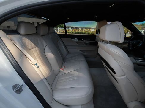 Used 2018 BMW 750i image 26