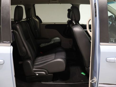 Used 2013 Chrysler Town & Country Touring image 21