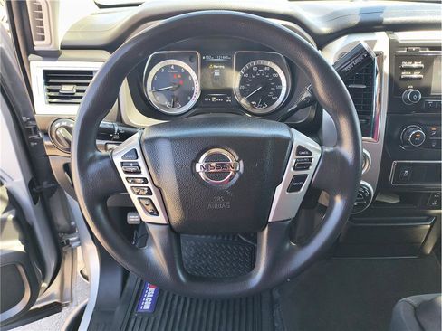 Used 2018 Nissan Titan SV image 5