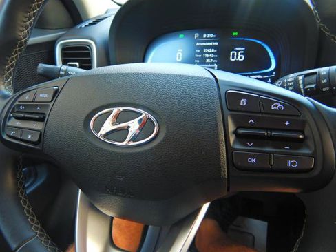 Used 2025 Hyundai Venue SEL FWD image 17