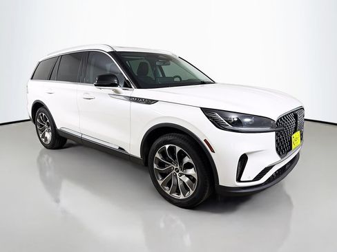 Used 2025 Lincoln Aviator Reserve AWD/4WD image 4
