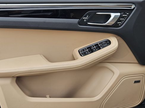 Certified 2026 Porsche Macan AWD/4WD image 22