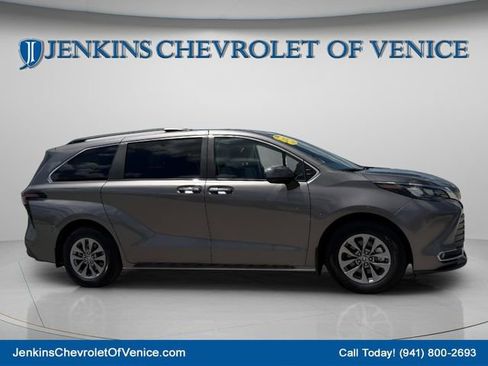 Used 2024 Toyota Sienna XLE FWD image 2