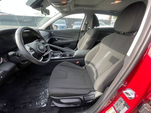 Used 2025 Hyundai Elantra SEL image 27